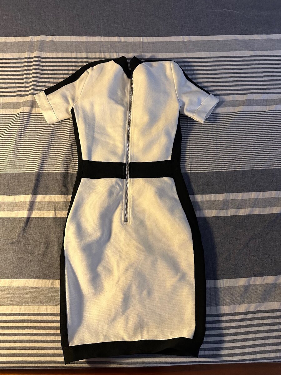 Robe blanche et noire à bandeaux