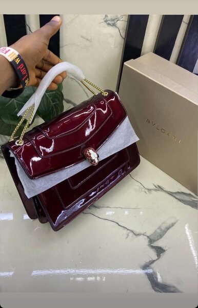 Sac à main en cuir verni élégant