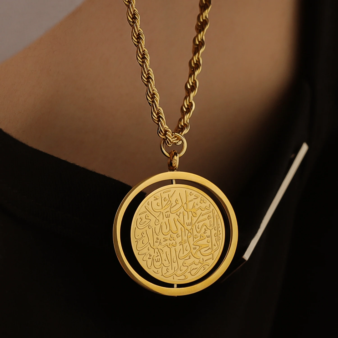 Collier pendentif rond gravé