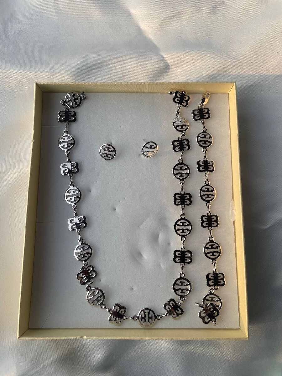 Necklace, bracelet and earring set