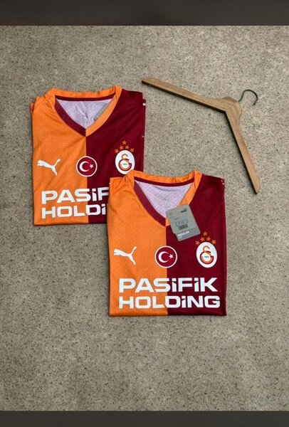 Maillot de foot rouge et jaune