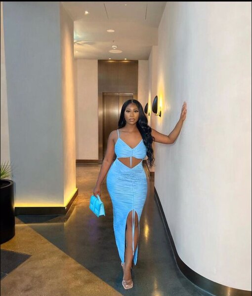 Robe élégante à découpes