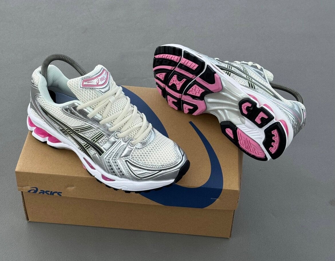 Chaussures de course Asics roses