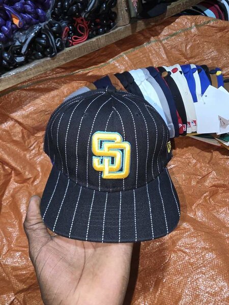 Casquette à rayures élégante