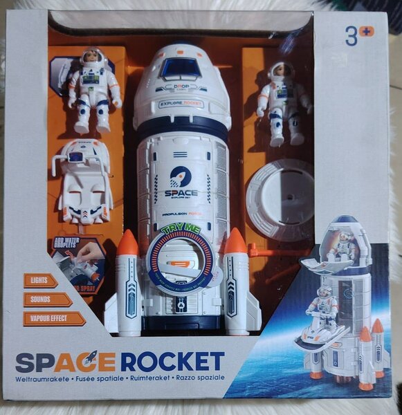 Fusée spatiale avec astronautes