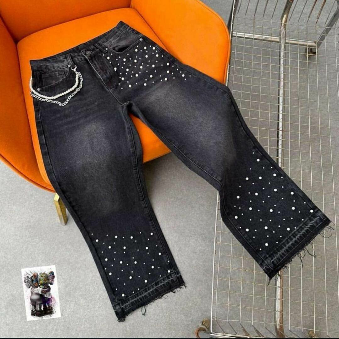 Jean noir avec chaînes et perles