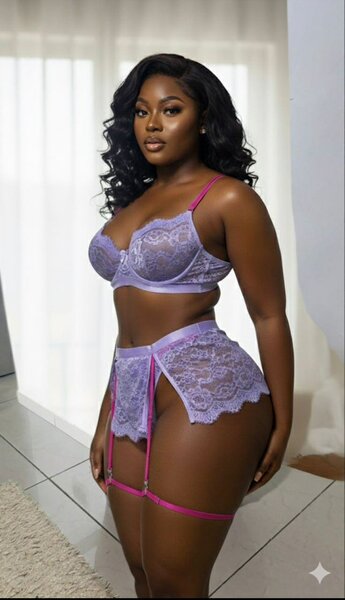 Lingerie en dentelle violette