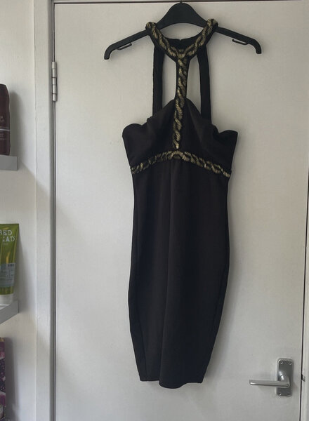 Robe noire élégante avec bretelles