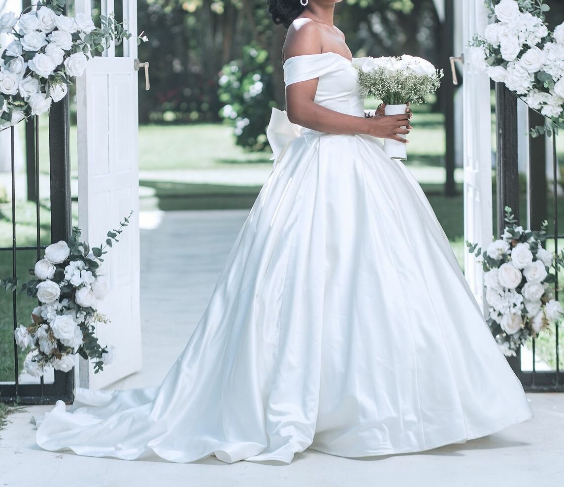 Wedding dress for sell.K5000 fits size 8,10 and 12