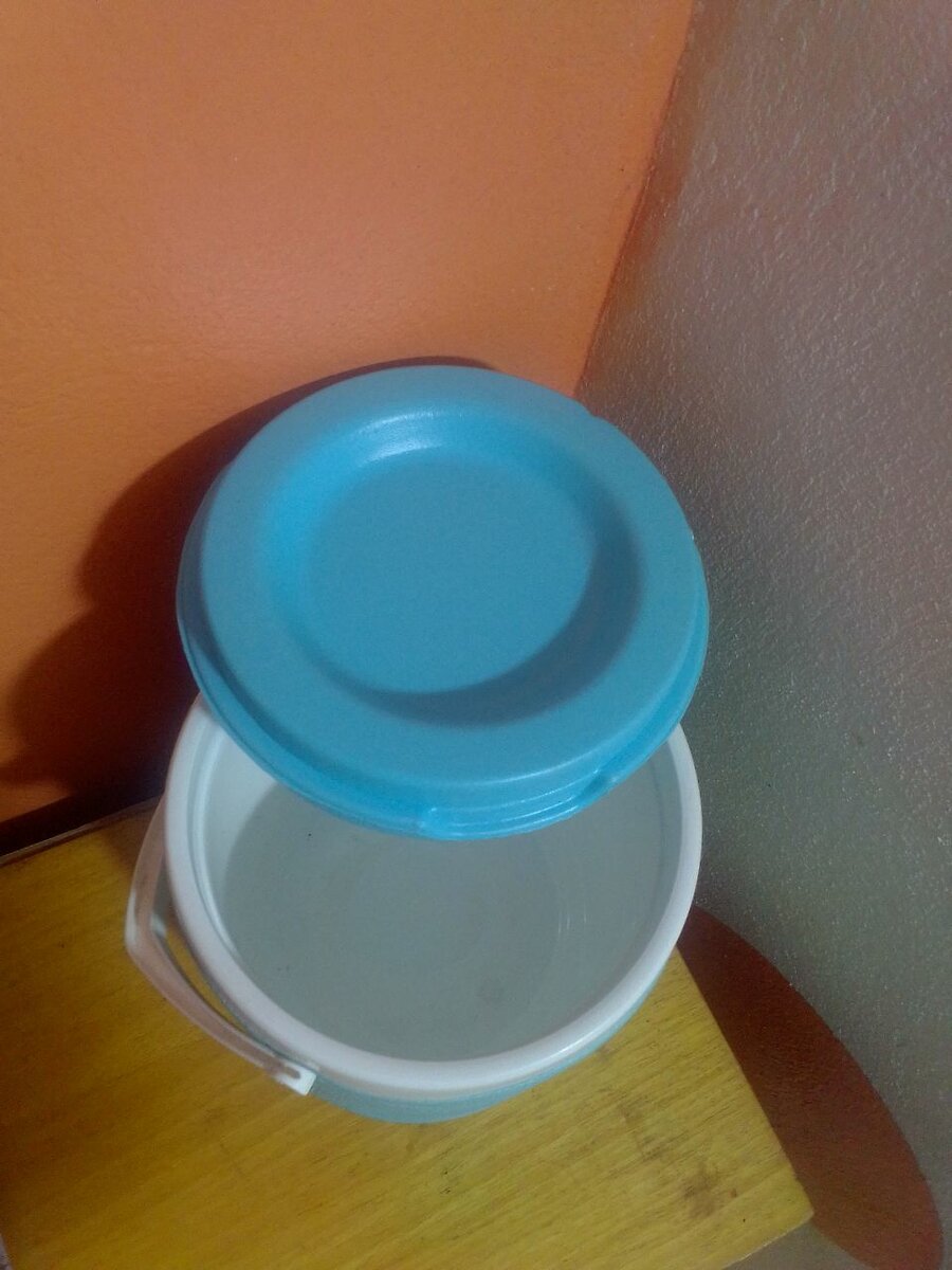 Seau en plastique avec couvercle