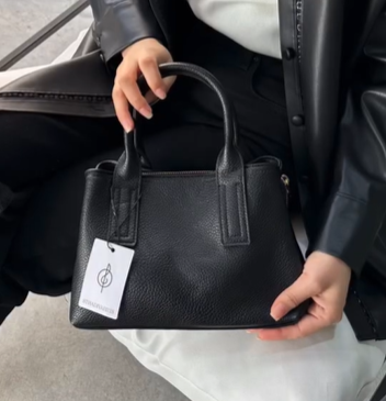 Компактная черная сумочка от Stradivarius