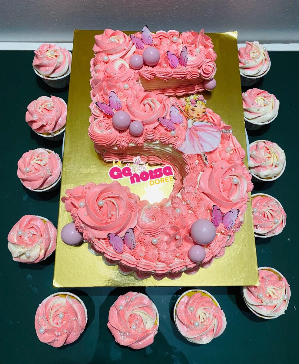 Gâteau d'anniversaire en forme de chiffre 5