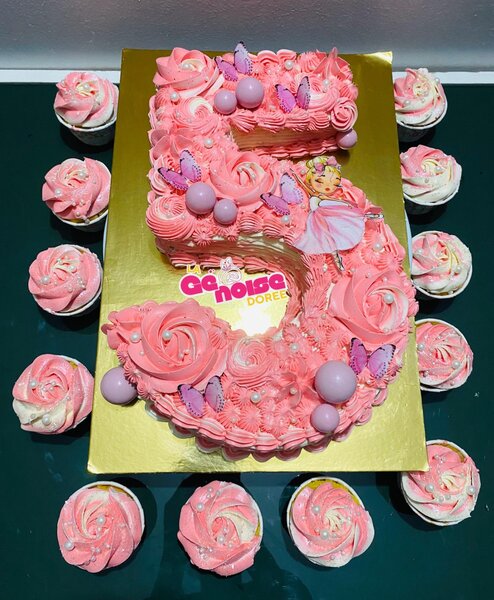 Gâteau d'anniversaire en forme de chiffre 5