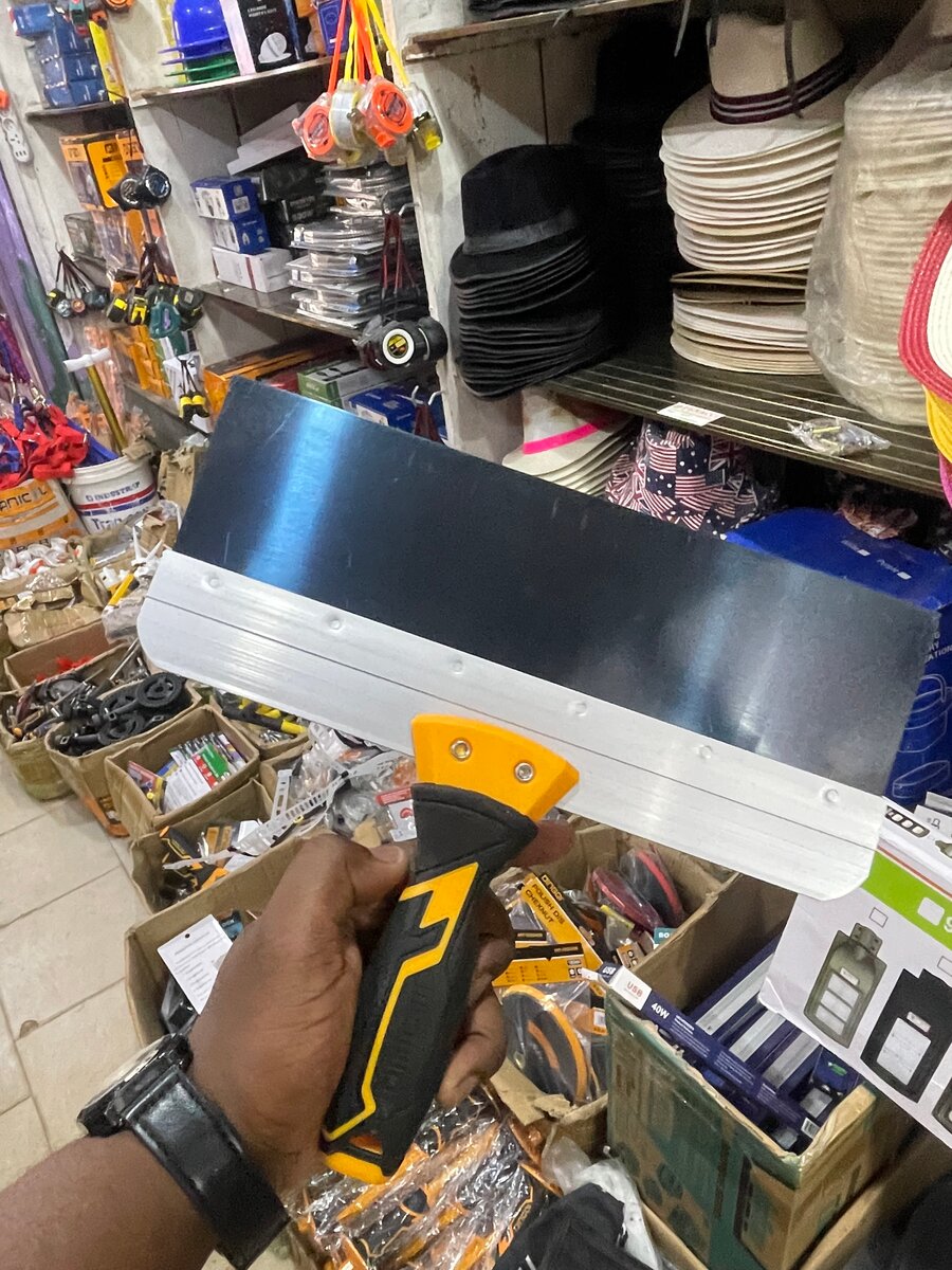 Spatule à enduit ergonomique