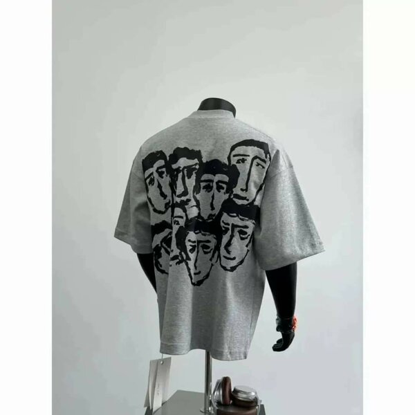 T-shirt gris imprimé moderne