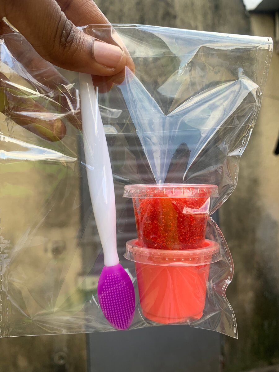 Gommage lèvres avec brosse