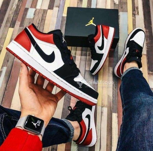 Baskets Air Jordan Noires et Rouges
