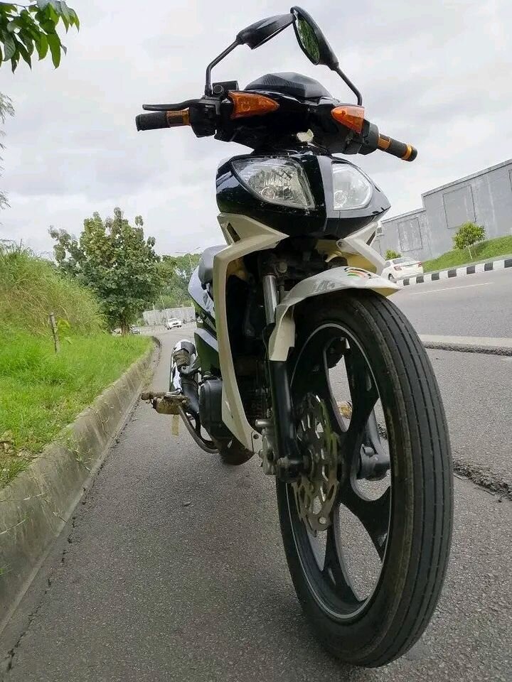 Moto sportive rapide et stylée
