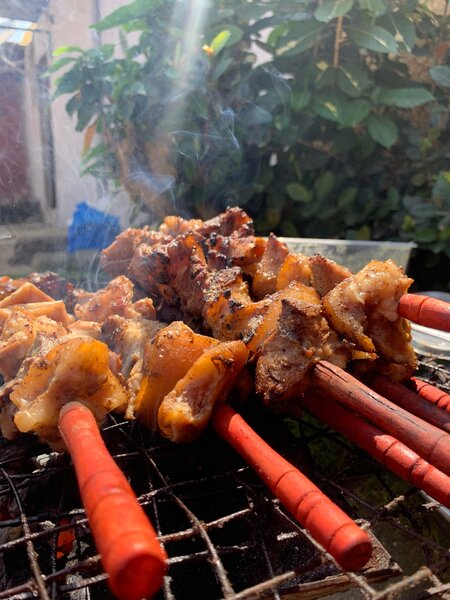 Brochettes de porc braisé