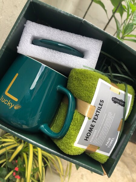 Prepackaged cup gift set