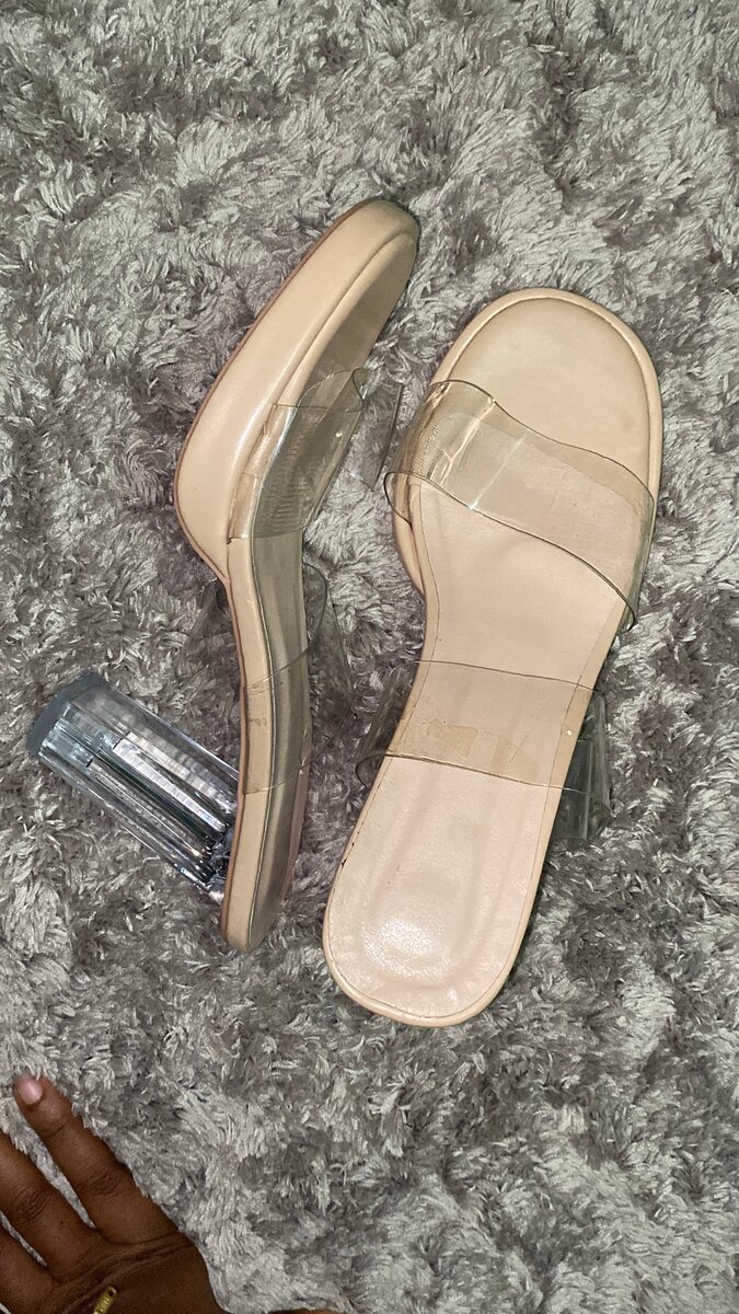 Sandales à talons en acrylique