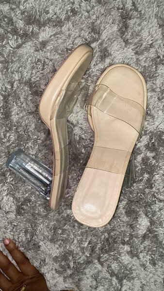 Sandales à talons en acrylique