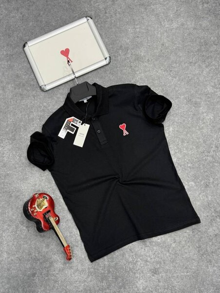 Polo noir avec broderie cœur