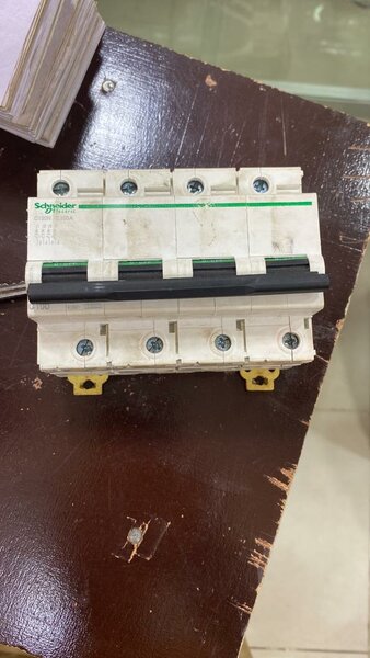 Disjoncteur Schneider 4P
