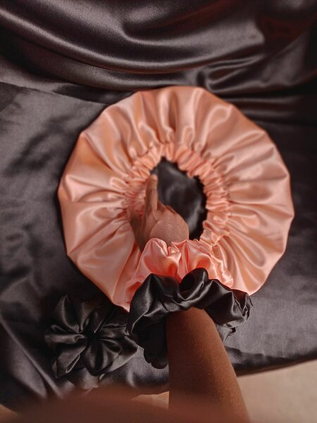 Bonnet en satin réversible