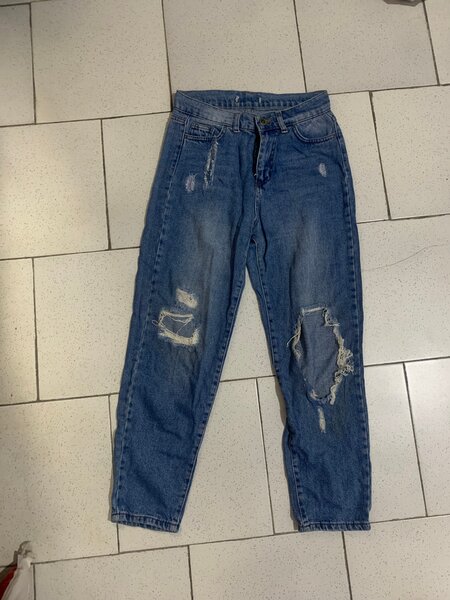 Jeans déchirés tendance