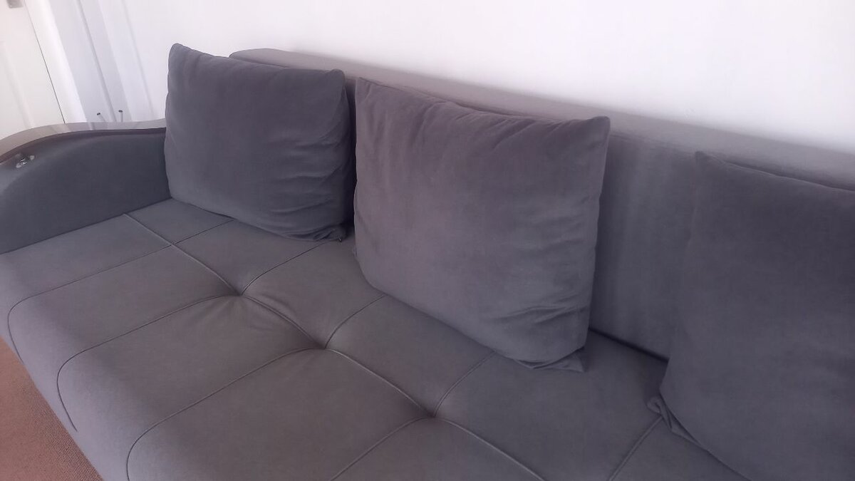 Раскладной ,не угловой диван