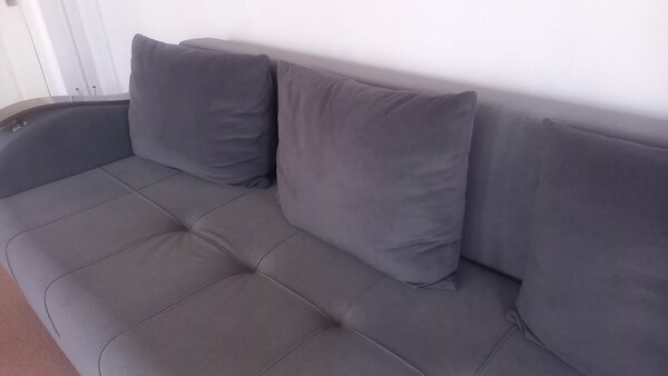 Раскладной ,не угловой диван