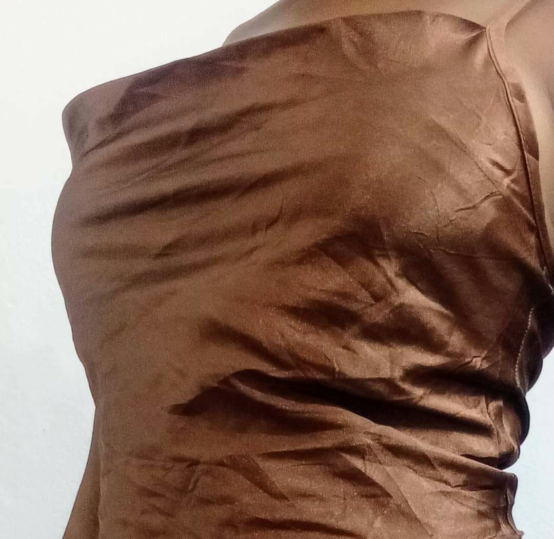 Top en satin marron chic