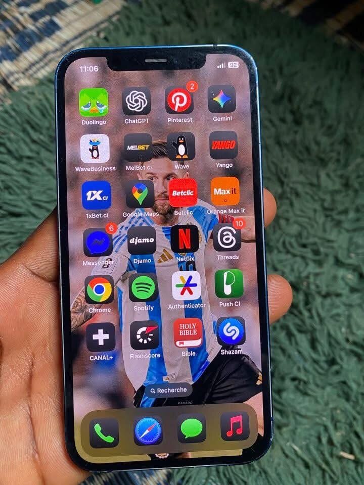 iPhone 12 bleu avec iOS