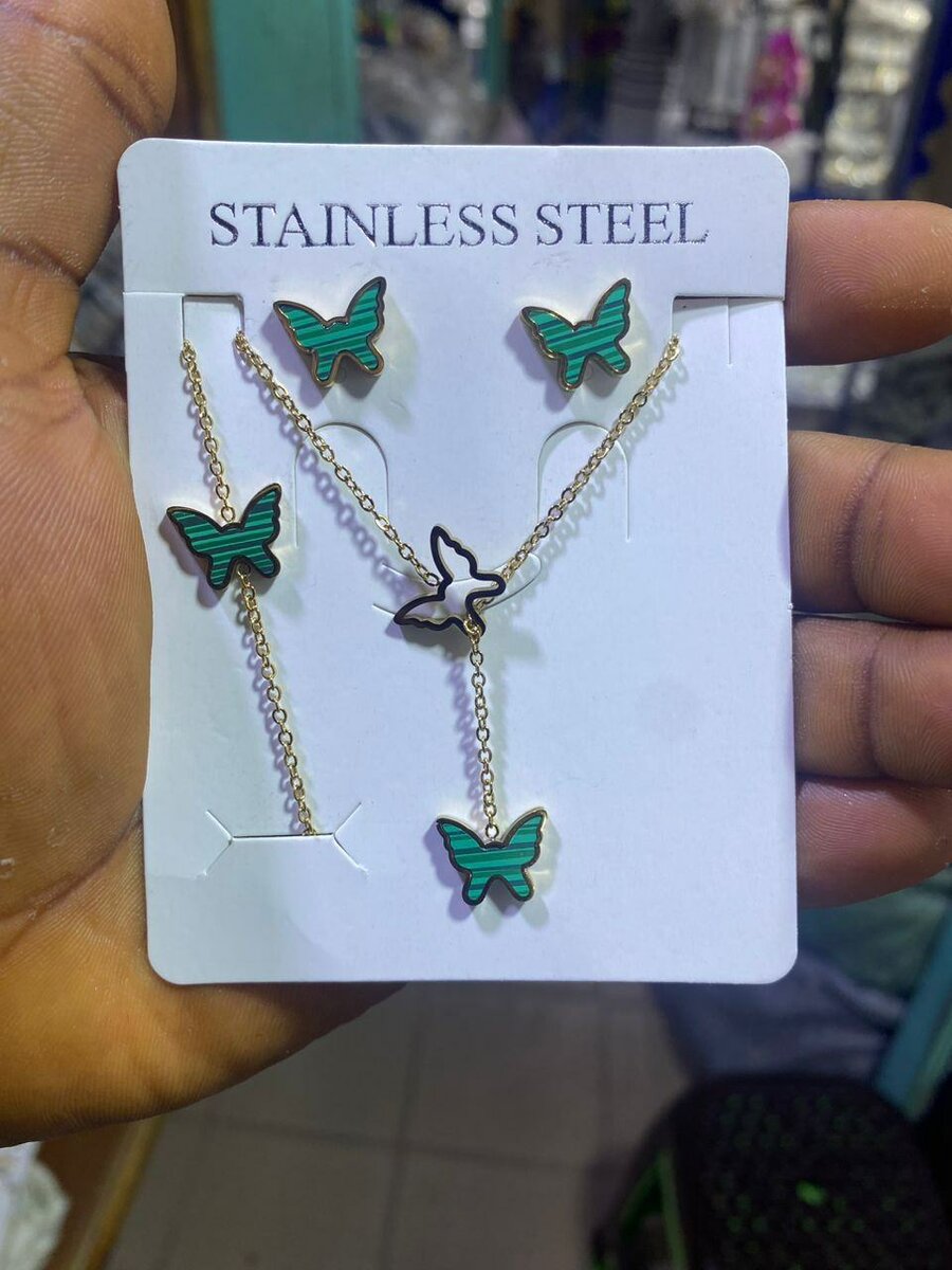 Des jolie boucles et chaînes pour femmes