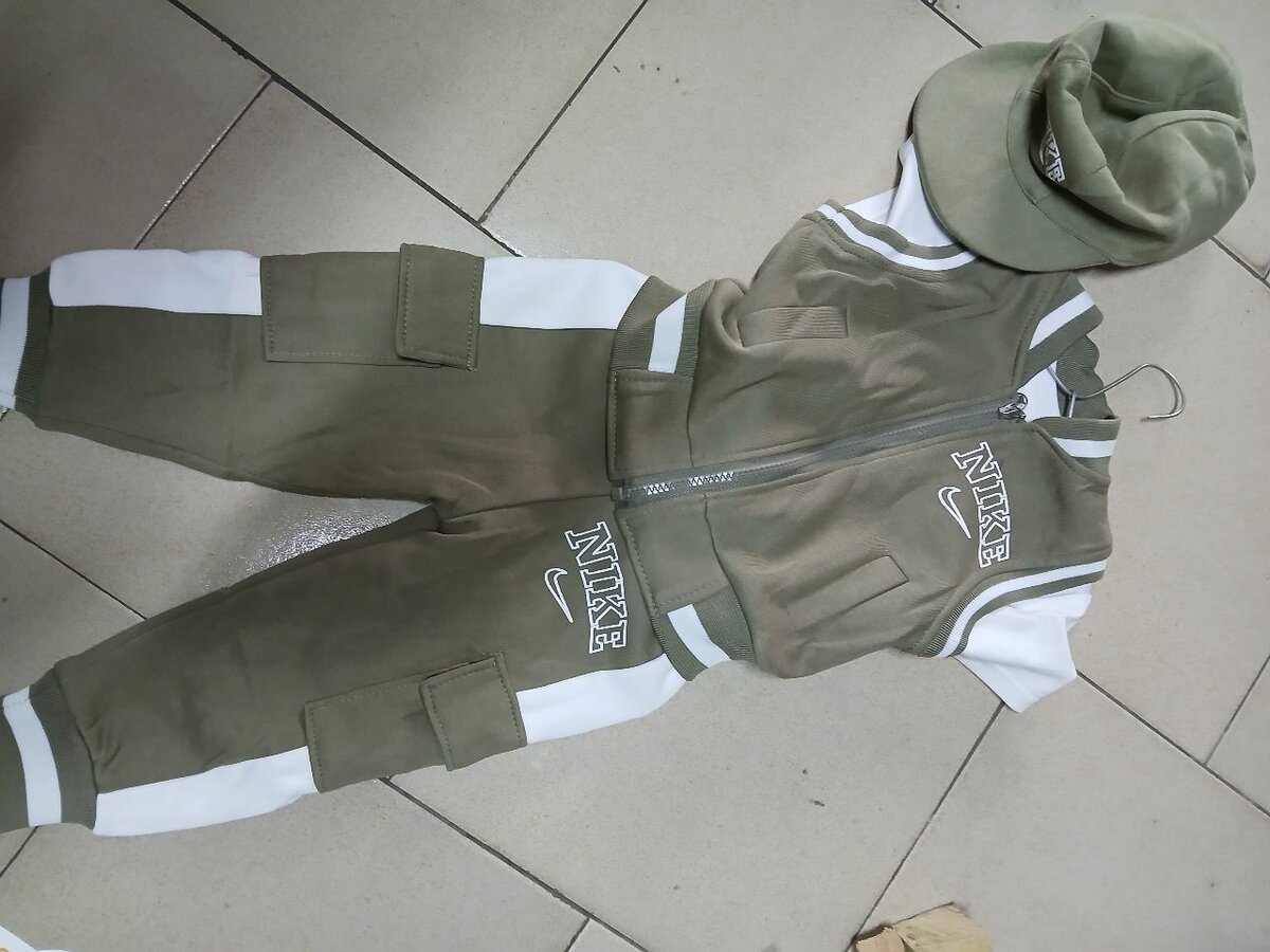 Ensemble sport enfant élégant