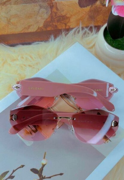 Lunettes de soleil roses élégantes