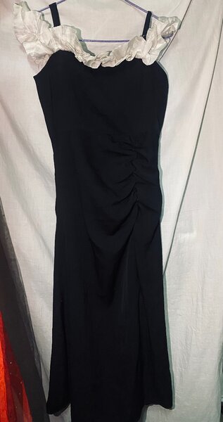 Robe longue noire à volants