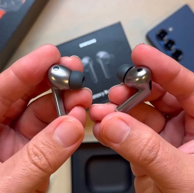 Brand new 2024 Samsung Galaxy Buds 3 Pro