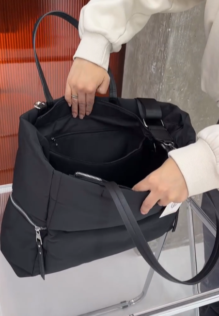 Вместительная сумка от STRADIVARIUS черная