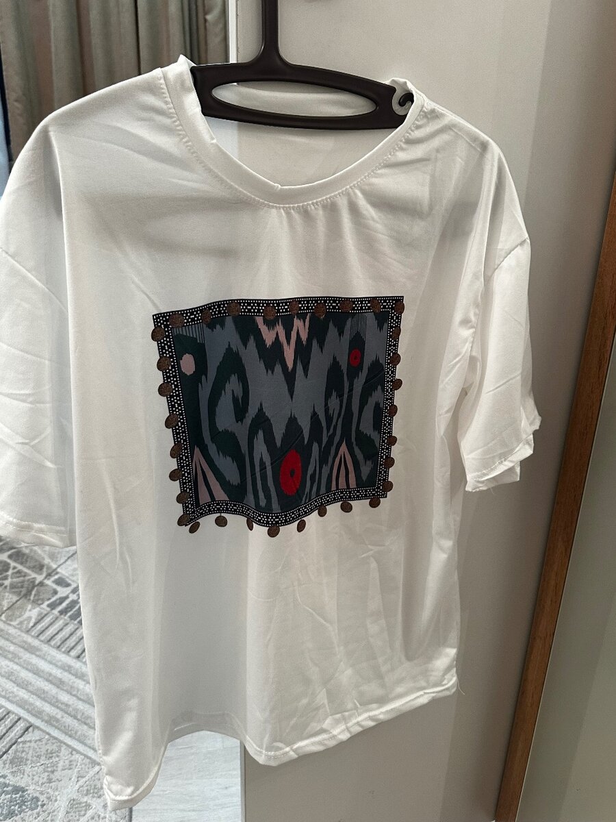 Белая футболка с узорами