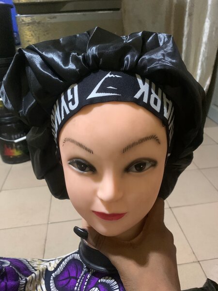 Bonnet de satin noir élégant