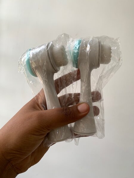 Double sided face brush