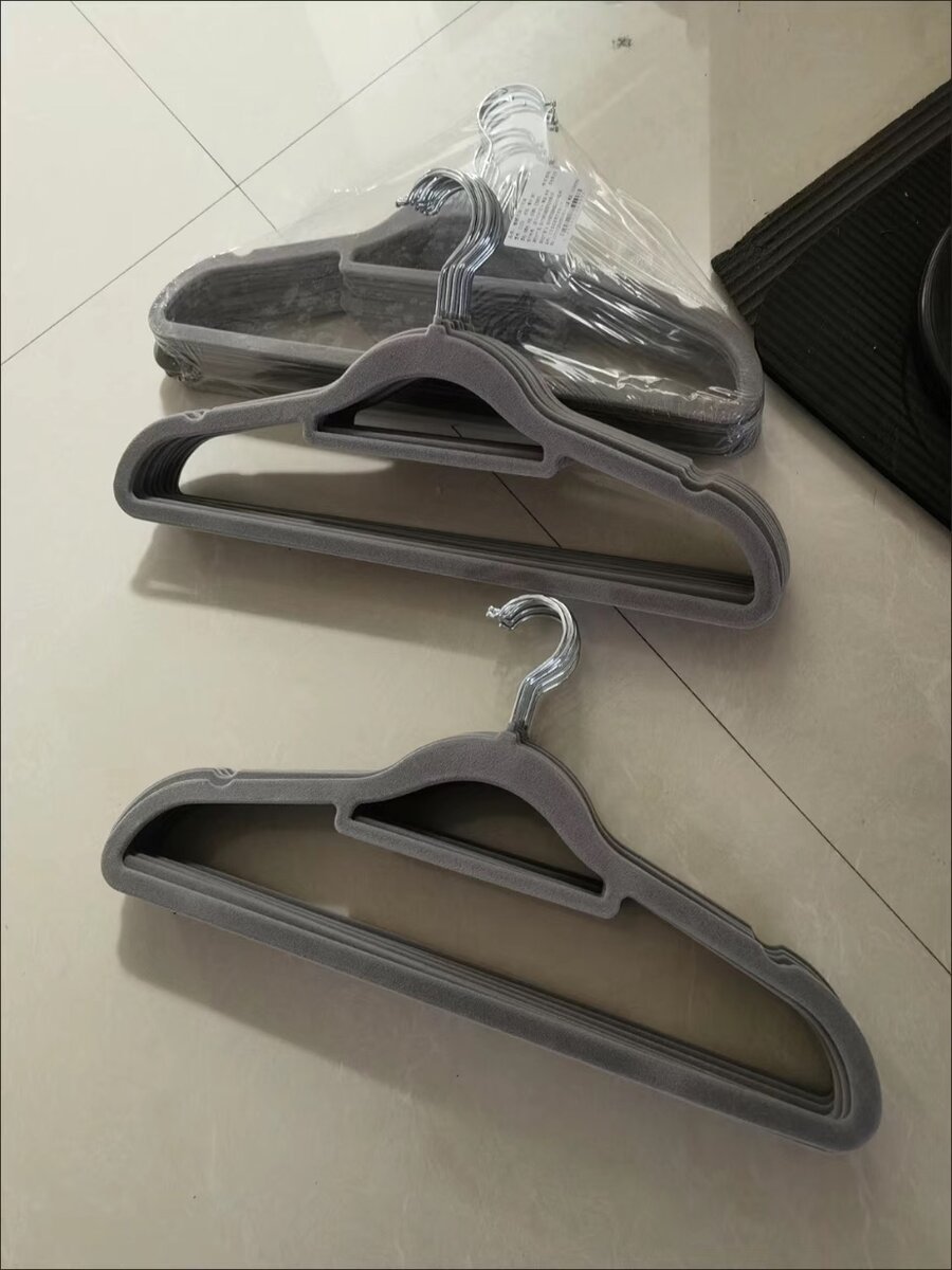 Вешалки для одежды.Прочные-в упаковке 10шт.Цвет серый