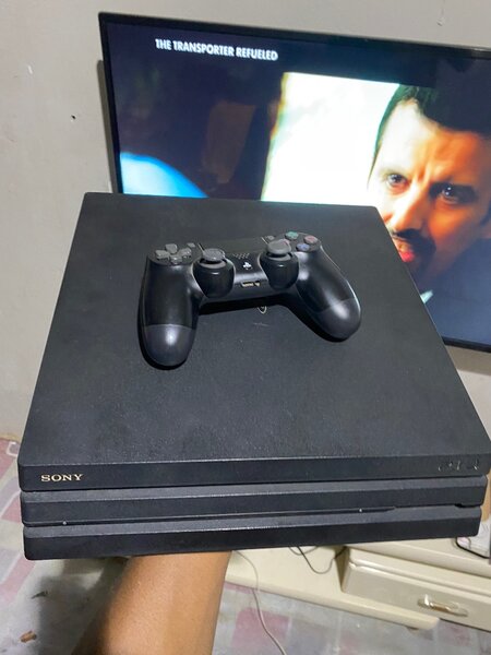 Ps 4 pro 3 games with one controller