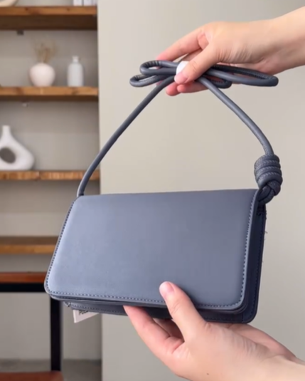 Компактные сумочки от PULL&BEAR синяя