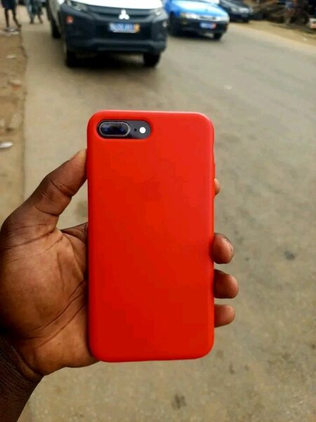 iPhone 8plus avec coque rouge