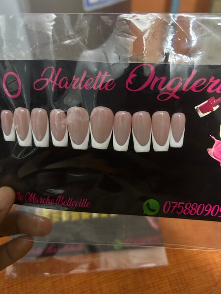 Faux ongles French manucure