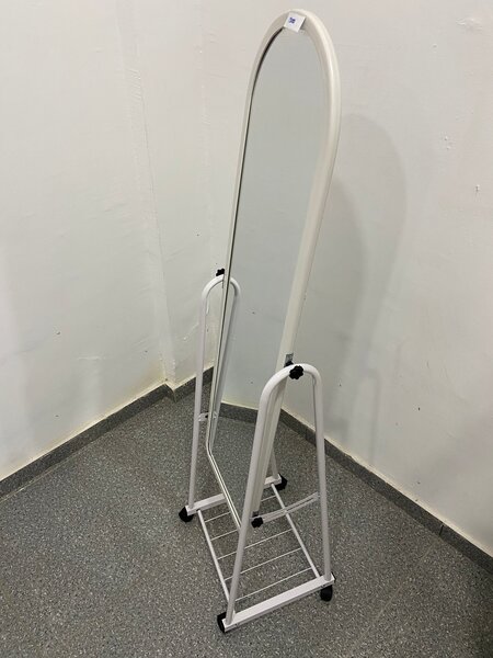 Un miroir sur pied orientable