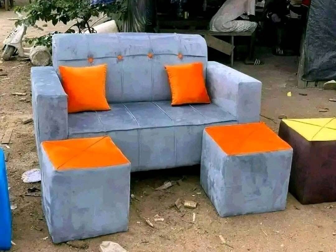 Canapé moderne avec poufs